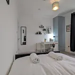 Modern Double W Private Bath & Free Parking Holiday home *