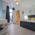 Modern Double W Private Bath & Free Parking Holiday home *