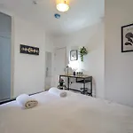 Holiday home Modern Double W Private Bath & Free Parking *