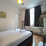 Modern Double W Private Bath & Free Parking Holiday home York