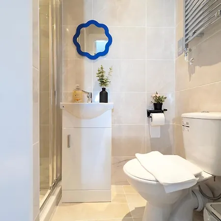 Modern Double W Private Bath & Free Parking Holiday home York