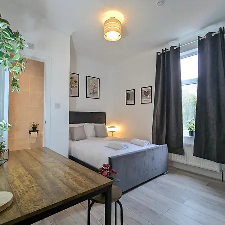 Modern Double W Private Bath & Free Parking Holiday home *