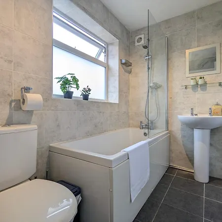 Holiday home Modern Double W Private Bath & Free Parking *