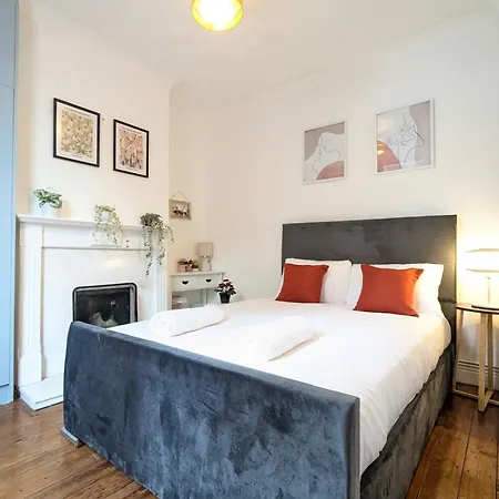 Modern Double W Private Bath & Free Parking Holiday home