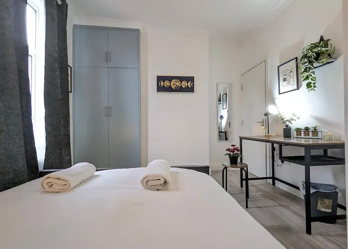 Modern Double W Private Bath & Free Parking York