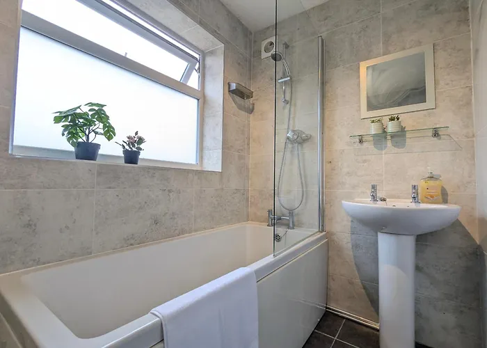 Modern Double W Private Bath & Free Parking York