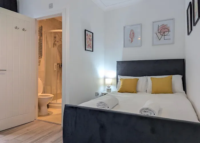 Modern Double W Private Bath & Free Parking York